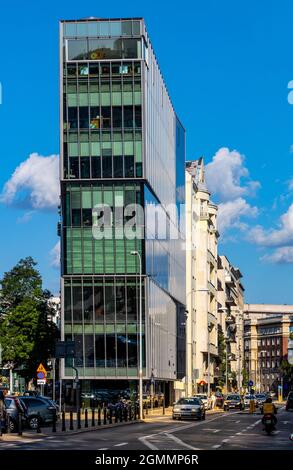 Warschau, Polen - 12. August 2021: Der büroplatz Nest in der Piekna und Koszykowa Straße 49 im Stadtzentrum von Srodmiescie Stockfoto