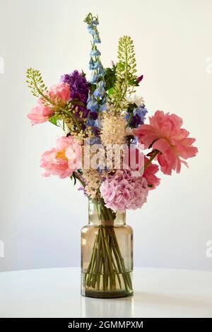 Schöner Blumenstrauß in Vase Stockfoto