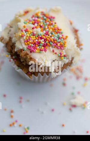 Cupcake-Mattröpfchen aus nächster Nähe mit Streuseln bestreuen Stockfoto
