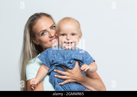 Portrait glückliche Mutter und Baby Sohn auf weißem Hintergrund Stockfoto