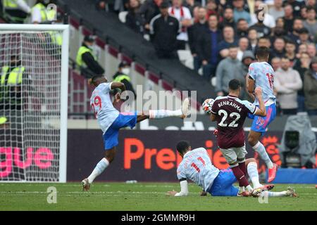 London, Großbritannien. September 2021. Sagte, Benrahma von West Ham United (22) schießt und erzielt seinen Teams den ersten Treffer. Premier League Spiel, West Ham Utd gegen Manchester Utd im London Stadium, Queen Elizabeth Olympic Park in London am Sonntag, 19. September 2021. Dieses Bild darf nur für redaktionelle Zwecke verwendet werden. Nur zur redaktionellen Verwendung, Lizenz für kommerzielle Nutzung erforderlich. Keine Verwendung in Wetten, Spiele oder einem einzigen Club / Liga / Spieler Publikationen. PIC von Andrew Orchard / Andrew Orchard Sport Fotografie / Alamy Live News Kredit: Andrew Orchard Sport Fotografie / Alamy Live News Stockfoto