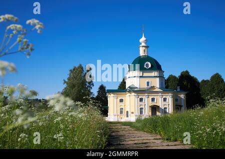 REGION MOSKAU, RUSSLAND - 10. Juni 2021, Kirche des Erzengels Michael im Dorf Tarakanovo, Region Moskau. In dieser Kirche der Dichter Block und Stockfoto