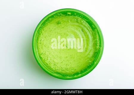 Kosmetisches Gel in einem Glas auf weißem Hintergrund. Grünes transparentes Gel mit Textur und Blasen isolieren. Hochwertige Fotos Stockfoto