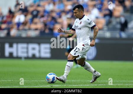 Mailand, Italien. 18. September 2021. Gary Medel vom FC Bologna kontrolliert den Ball während des Serie-A-Spiels zwischen dem FC Internazionale und dem FC Bologna. Stockfoto