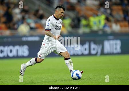 Mailand, Italien. 18. September 2021. Gary Medel vom FC Bologna kontrolliert den Ball während des Serie-A-Spiels zwischen dem FC Internazionale und dem FC Bologna. Stockfoto