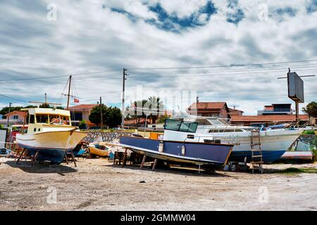 Fischerboote aus dem Wasser zur Wartung oder Reparatur im Hafen Urla Kalabak in Izmir, Türkei. Stockfoto