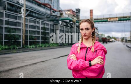 Sportlerin mit Boxergeflechten vor einer Fabrik Stockfoto
