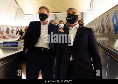 Der Verkehrsminister Grant Shapps (links) und der Bürgermeister von London Sadiq Khan kommen an der neu eröffneten Londoner U-Bahnstation Nine Elms im Süden Londons an. Zwei neue U-Bahnstationen, Nine Elms und Battersea Power Station, an der Erweiterung der Nordlinie, wurden für die Öffentlichkeit zugänglich gemacht. Bilddatum: Montag, 20. September 2021. Stockfoto