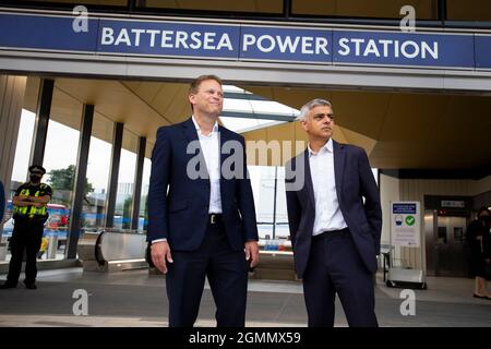 Sadiq Khan (rechts), Bürgermeister von London, und der Verkehrsminister Grant Shapps an der neu eröffneten Londoner U-Bahn-Station Battersea Power Station im Süden Londons. Zwei neue U-Bahnstationen, Nine Elms und Battersea Power Station, an der Erweiterung der Nordlinie, wurden für die Öffentlichkeit zugänglich gemacht. Bilddatum: Montag, 20. September 2021. Stockfoto