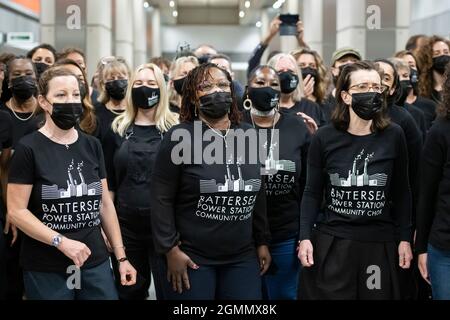 Mitglieder des Community Choir der Battersea Power Station in der neu eröffneten Battersea Power Station London U-Bahn-Station im Süden Londons. Zwei neue U-Bahnstationen, Nine Elms und Battersea Power Station, an der Erweiterung der Nordlinie, wurden für die Öffentlichkeit zugänglich gemacht. Bilddatum: Montag, 20. September 2021. Stockfoto