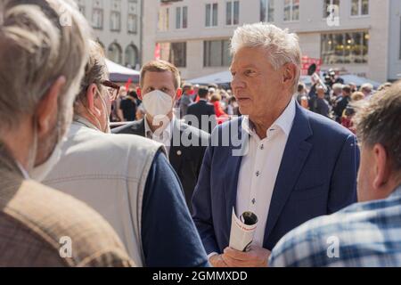 MÜNCHEN, DEUTSCHLAND - 18. SEPTEMBER: Der Münchner Bürgermeister Dieter Reiter spricht am 18. September 2021 bei einer politischen Kundgebung auf dem Marienplatz in München mit Unterstützern Stockfoto