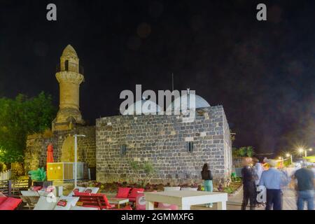 Tiberias, Israel - 12. September 2021: Blick auf die Meeresmoschee, an der Promenade, mit Besuchern. Tiberias, Israel Stockfoto