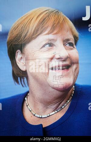 Plakat, Angela Merkel, entstellt mit Hakenkreuzen, Berlin Stockfoto