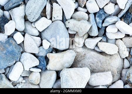 Weiße und graue Steine am Meer. Natürlicher Hintergrund Stockfoto