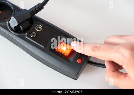 Steckdose, Konzept der steigenden Strompreise Stockfoto