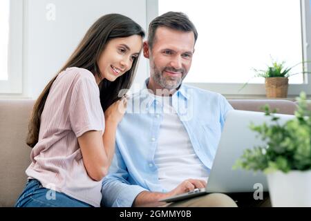 Paar mit Laptop, Filme ansehen, im Internet surfen. Glückliches Paar. Stockfoto