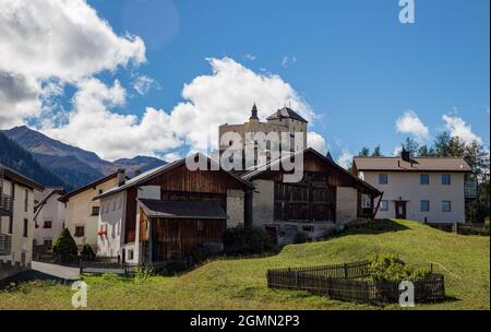 Tarasp und das Schloss von Tarasp, Unterengadin, Schweiz Stockfoto