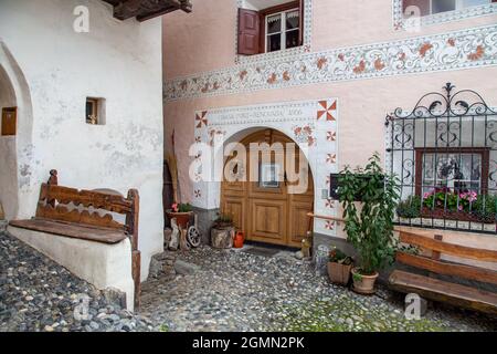 Tür in Scuol, Engadin, Schweiz Stockfoto