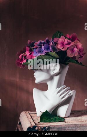 Hortensien in einer Vase mit menschlichem Kopf Stockfoto