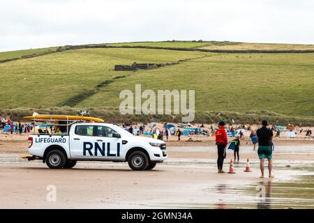 Ein RNLI-Patrouillenfahrzeug ist am Bantham Beach, Devon, geparkt. Stockfoto