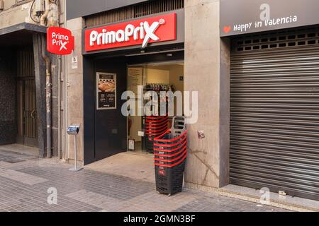 VALENCIA, SPANIEN - 16. SEPTEMBER 2021. Primaprix ist eine neue spanische Supermarktkette Stockfoto