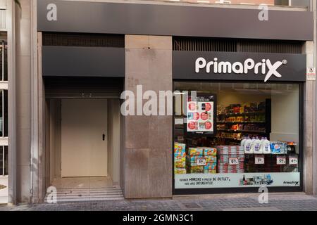 VALENCIA, SPANIEN - 16. SEPTEMBER 2021. Primaprix ist eine neue spanische Supermarktkette Stockfoto