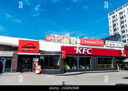 Warschau, Polen - 1. September 2018: Fassade eines Pizza Hut- und KFC-Restaurants in Warschau, Polen Stockfoto