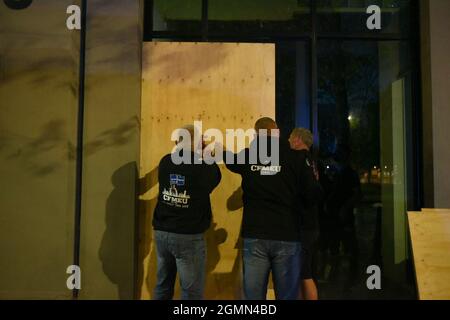 Melbourne, Australien. September 2021. CFMEU-Mitglieder steigen nach umfangreichen Schäden an Bord des Gewerkschaftshauptquartiers nach einem Protest der Beschäftigten über obligatorische Impfungen. Dies erfolgt nach der Announzitierung eines weiteren Protestes für den folgenden Tag. Quelle: Jay Kogler/Alamy Live News Stockfoto