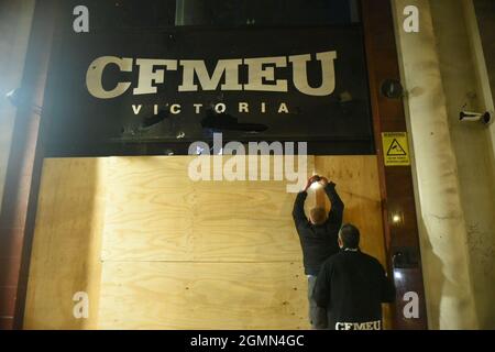 Melbourne, Australien. September 2021. CFMEU-Mitglieder steigen nach umfangreichen Schäden an Bord des Gewerkschaftshauptquartiers nach einem Protest der Beschäftigten über obligatorische Impfungen. Dies erfolgt nach der Announzitierung eines weiteren Protestes für den folgenden Tag. Quelle: Jay Kogler/Alamy Live News Stockfoto