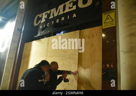 Melbourne, Australien. September 2021. CFMEU-Mitglieder steigen nach umfangreichen Schäden an Bord des Gewerkschaftshauptquartiers nach einem Protest der Beschäftigten über obligatorische Impfungen. Dies erfolgt nach der Announzitierung eines weiteren Protestes für den folgenden Tag. Quelle: Jay Kogler/Alamy Live News Stockfoto