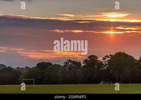 Northampton, Großbritannien Wetter, 20. September 2021. Ein kühler Morgen mit Blick auf den Abington Park, um den Tag zu beginnen. England, Großbritannien Kredit: Keith J Smith./Alamy Live News Stockfoto