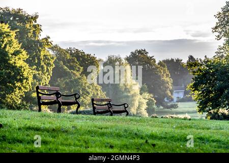 Northampton, Großbritannien Wetter, 20. September 2021. Ein kühler Morgen mit Blick auf den Abington Park, um den Tag zu beginnen. England, Großbritannien Kredit: Keith J Smith./Alamy Live News Stockfoto