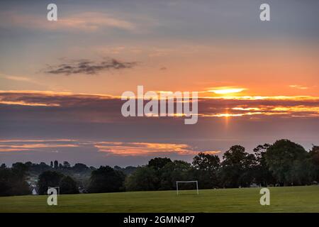 Northampton, Großbritannien Wetter, 20. September 2021. Ein kühler Morgen mit Blick auf den Abington Park, um den Tag zu beginnen. England, Großbritannien Kredit: Keith J Smith./Alamy Live News Stockfoto