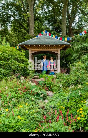 London, Großbritannien. September 2021. Besucher in nepalesischem Kleid auf dem Trailfinders 50th Anniversary Garden designed by Jonathan SnowDie Chelsea Flower Show 2021. Die Show wurde letztes Jahr wegen der Blockierung des Coronavirus abgesagt. Kredit: Guy Bell/Alamy Live Nachrichten Stockfoto