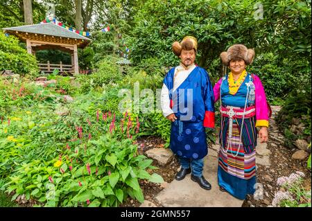 London, Großbritannien. September 2021. Besucher in nepalesischem Kleid auf dem Trailfinders 50th Anniversary Garden designed by Jonathan SnowDie Chelsea Flower Show 2021. Die Show wurde letztes Jahr wegen der Blockierung des Coronavirus abgesagt. Kredit: Guy Bell/Alamy Live Nachrichten Stockfoto