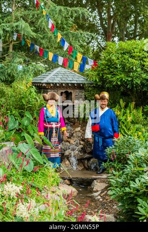 London, Großbritannien. September 2021. Besucher in nepalesischem Kleid auf dem Trailfinders 50th Anniversary Garden designed by Jonathan SnowDie Chelsea Flower Show 2021. Die Show wurde letztes Jahr wegen der Blockierung des Coronavirus abgesagt. Kredit: Guy Bell/Alamy Live Nachrichten Stockfoto