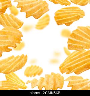 Gerillte Kartoffelchips levitieren auf weißem Hintergrund Stockfoto