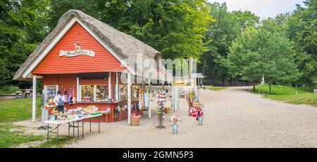 Souvenirladen in einem roten Häuschen mit Strohdach in Himmelbjerget, Dänemark Stockfoto