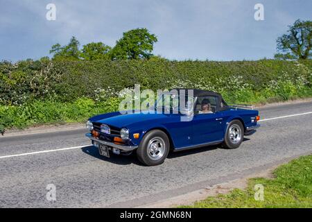 1972 70er Jahre blaues Triumph TR 6 2500ccm Benzin-Cabrio, auf dem Weg zur Capesthorne Hall Classic Car Show im Mai, Ceshire, Großbritannien Stockfoto