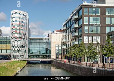 Utrecht, Niederlande, Spetember 16, 2021: Das renovierte Einkaufszentrum Hoog Catharijne, das die neu gestaltete Stadsbuitengracht überquert Stockfoto