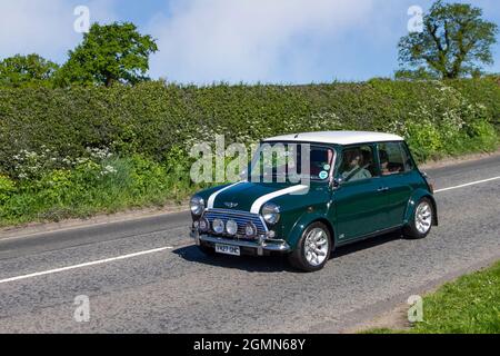 Grüne weiße Rover Mini Cooper Fließheck aus den 1999 90er Jahren, 4-Gang-Schaltgetriebe auf dem Weg zur Capesthorne Hall Classic Car Show im Mai in Cheshire, Großbritannien Stockfoto