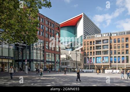 Utrecht, Niederlande, Spetember 16, 2021: Neue Architektur rund um die Innenstadt von Vredenburg mit dem Einkaufszentrum Hoog Catharijne und Tivoli Vreden Stockfoto