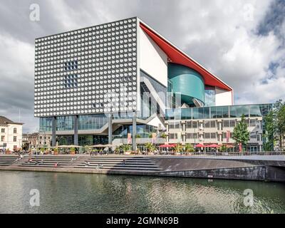 Utrecht, Niederlande, Spetember 16, 2021: Die Tivoli-Vredenburg Konzerthalle und die kürzlich rekonstruierte Stadsbuitengracht Stockfoto