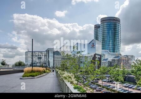 Utrecht, Niederlande, Spetember 16, 2021: Die Glaskaskade und die Zwillingstürme des Hauptgebäudes der Rabobank Stockfoto