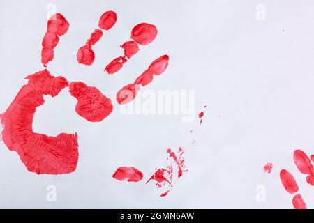 Handprint mit Blut auf weißem Hintergrund halloween Stockfoto