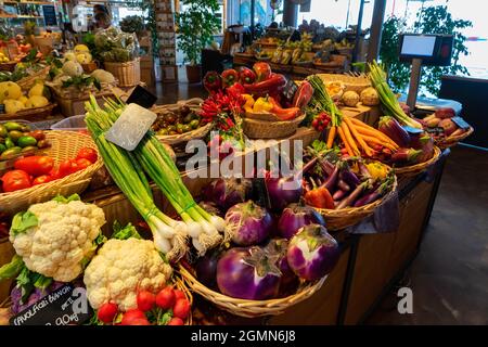 Auswahl verschiedener Gemüsesorten auf dem Markt. Stockfoto