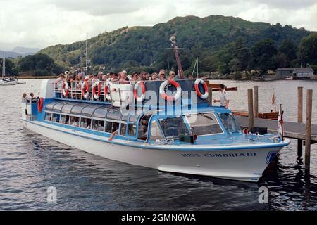 Windermere, Großbritannien - 4. August 2021: Ein Boot am Pier für den Tourservice. Stockfoto