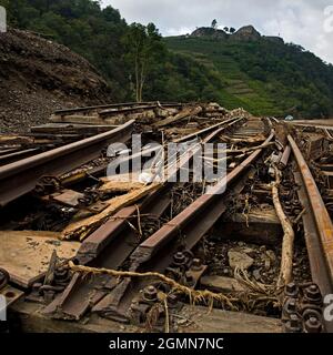 Hochwasserkatastrophe 2021 Ahrtal, Ahrtal, zerstörte Eisenbahn am Fluss Ahr, Schloss Saffenburg im Hintergrund, Deutschland, Rheinland-Pfalz, Stockfoto