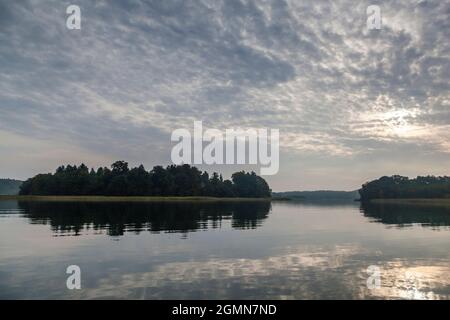 Morgenstimmung am Breiter Luzin See, Wolken spiegeln sich im Wasser, Deutschland, Mecklenburg-Vorpommern, Naturpark Feldberger Stockfoto