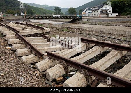 Hochwasserkatastrophe 2021 Ahrtal, Ahrtal, zerstörte Eisenbahn in der Rotweinstraße, Deutschland, Rheinland-Pfalz, Eifel, Dernau Stockfoto
